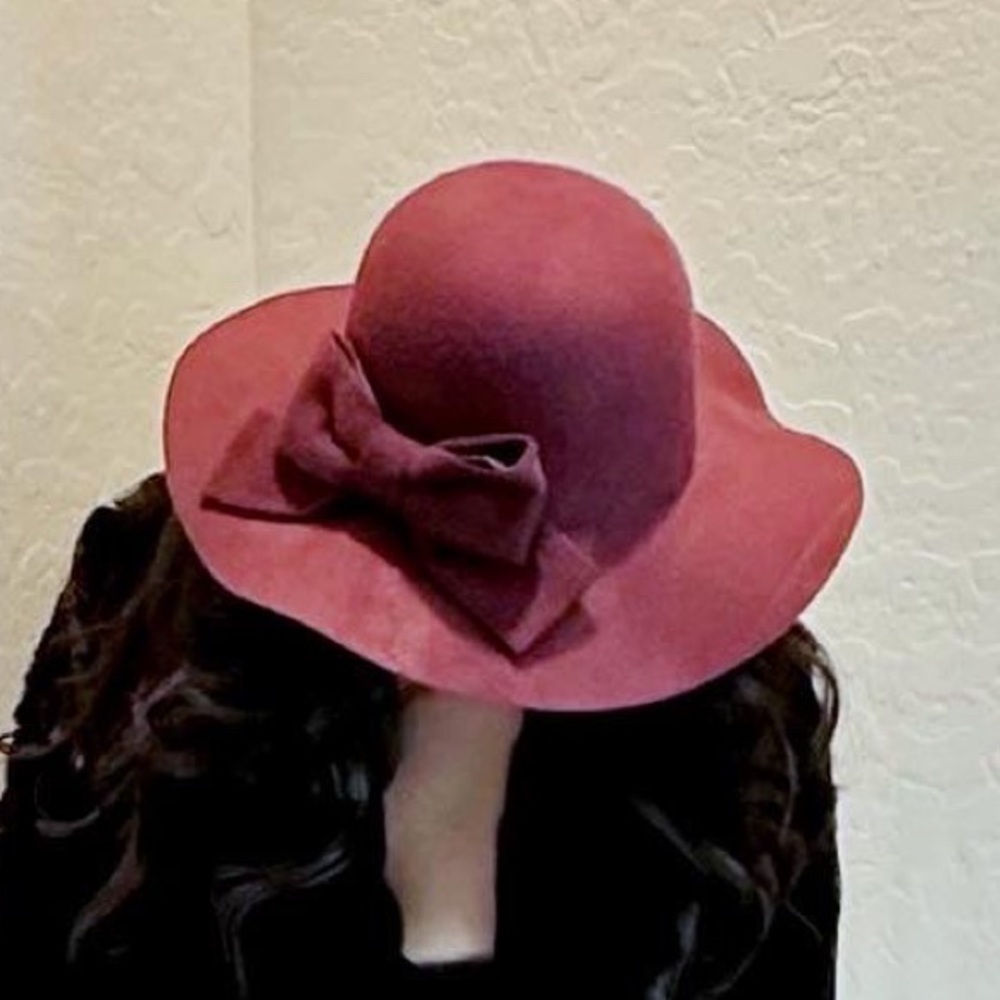 Felt hat with bow